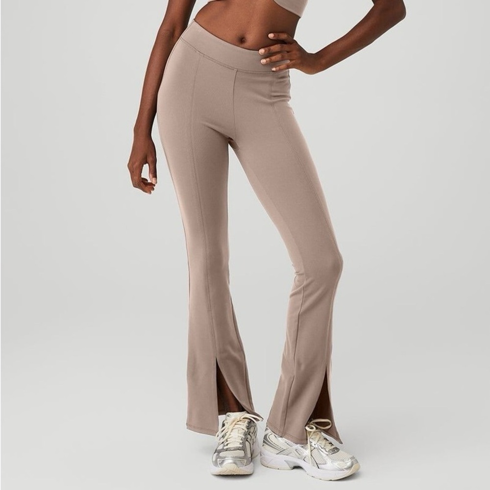 ALO Yoga Airbrush High-Waist Flutter Leggings in Taupe - XS